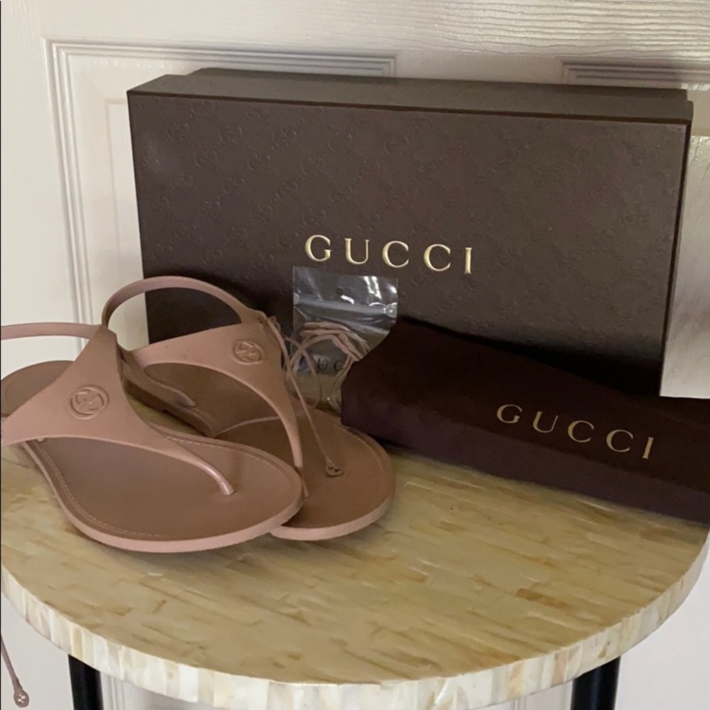 Gucci sandals. G37